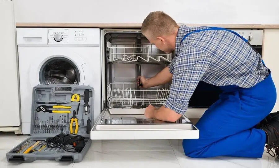 Narlıdere Hotpoint servisi teknisyen ekibi beyaz eşya tamiri yaparken